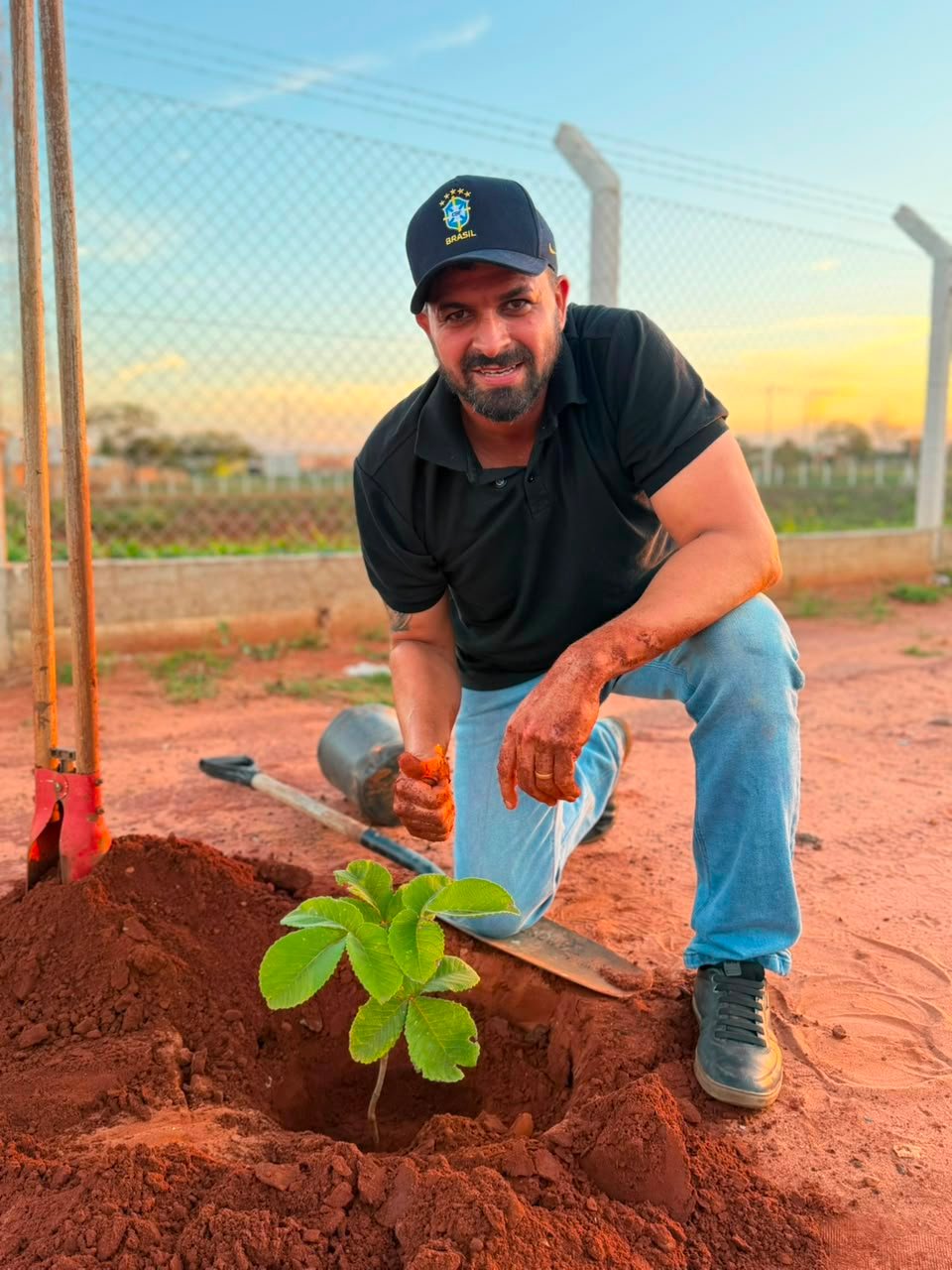Wesley Dias plantando uma muda em Três Lagoas